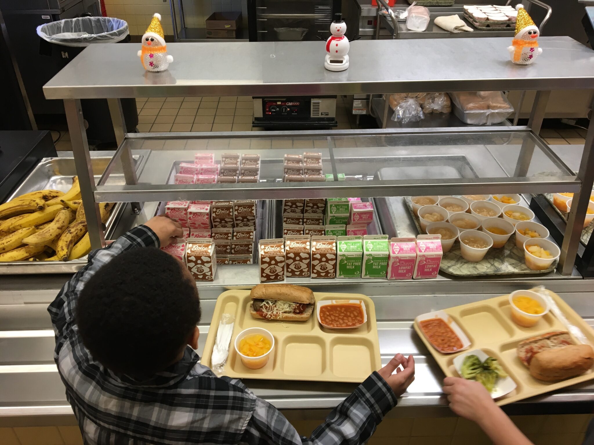 Some schools are lobbying to keep pandemicera, universal free lunch