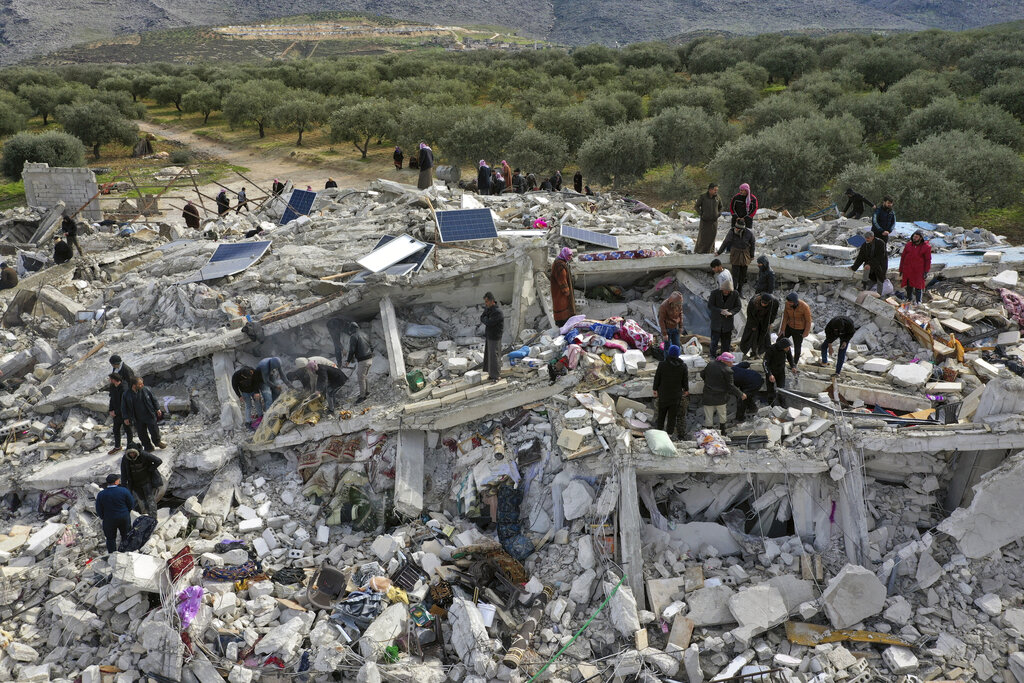 Mezun olan bir üniversiteli, Türkiye’de depremde hayatını kaybetmesinin ardından onu anıyor.