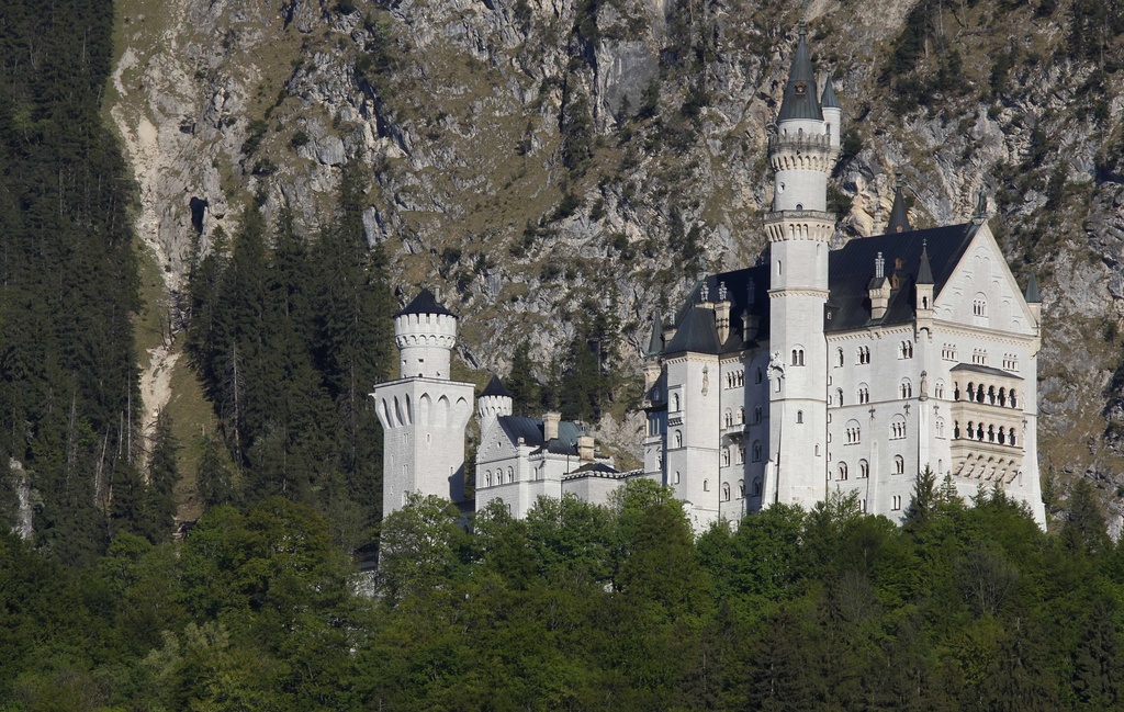 Berichten zufolge wurde der Tourist getötet und der zweite verletzt, nachdem er in eine Schlucht in der Nähe der berühmten deutschen Burg gestoßen wurde.  habe Abschlussklasse bestanden